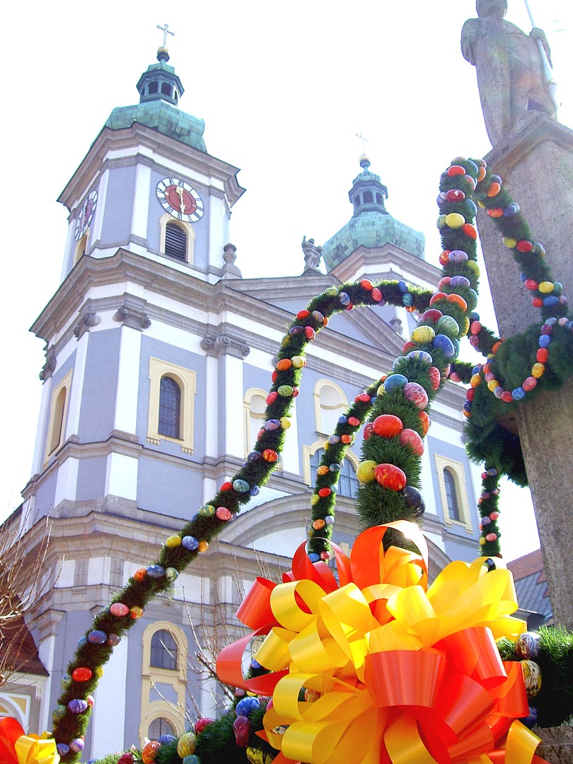 Osterbrunnen vor Basilika